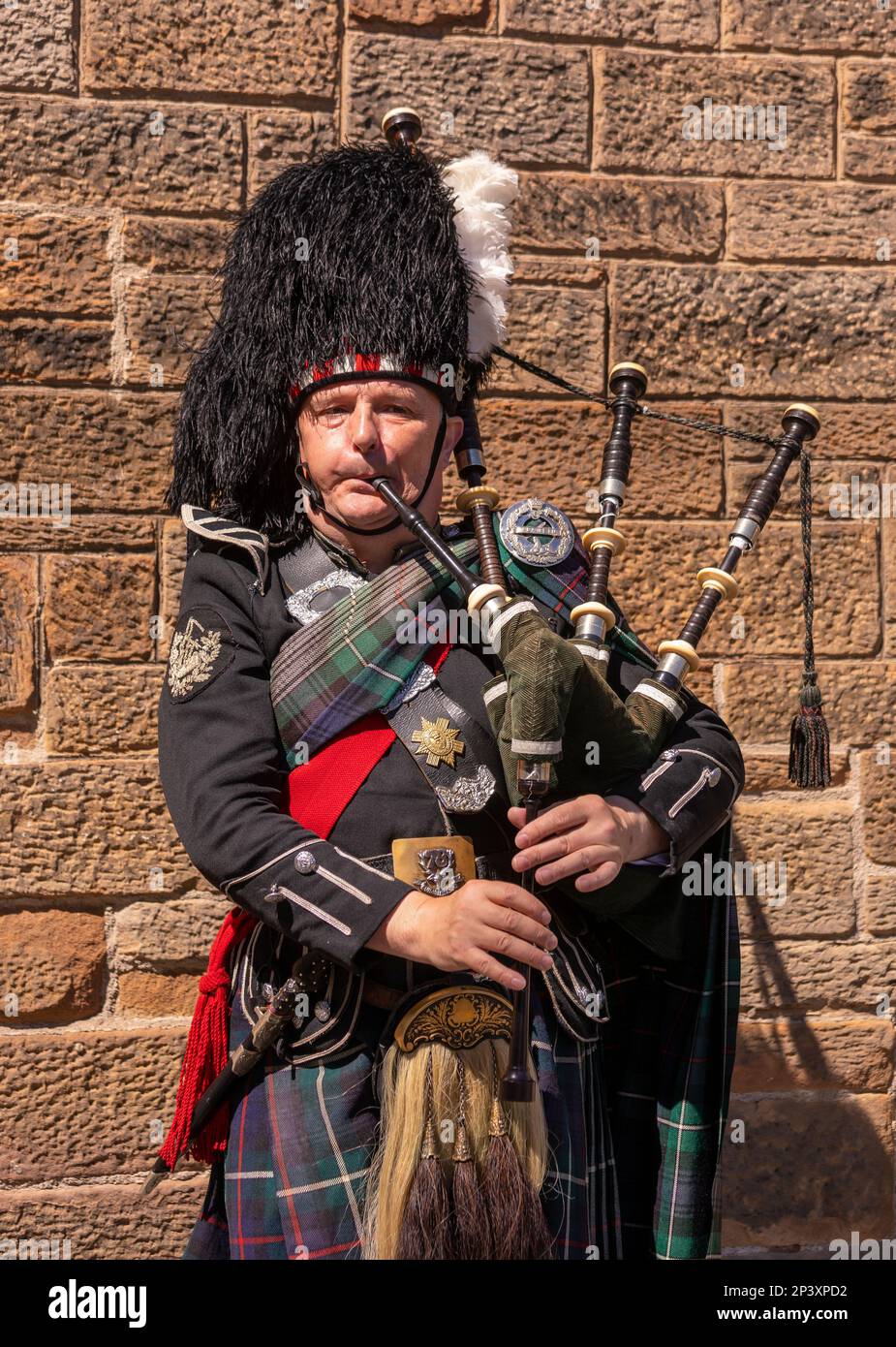 EDIMBURGO, SCOZIA, EUROPA - l'uomo gioca a cornamusa sul Royal Mile. Foto Stock
