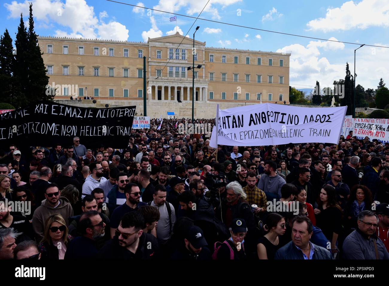 Atene, Grecia. 5th Mar, 2023. Migliaia di persone tengono striscioni e gridano slogan contro il governo. Più di 15 persone hanno organizzato una manifestazione davanti al parlamento protestando per il recente incidente ferroviario mortale di Tempi. (Credit Image: © Nikolas Georgiou/ZUMA Press Wire) SOLO PER USO EDITORIALE! Non per USO commerciale! Credit: ZUMA Press, Inc./Alamy Live News Foto Stock