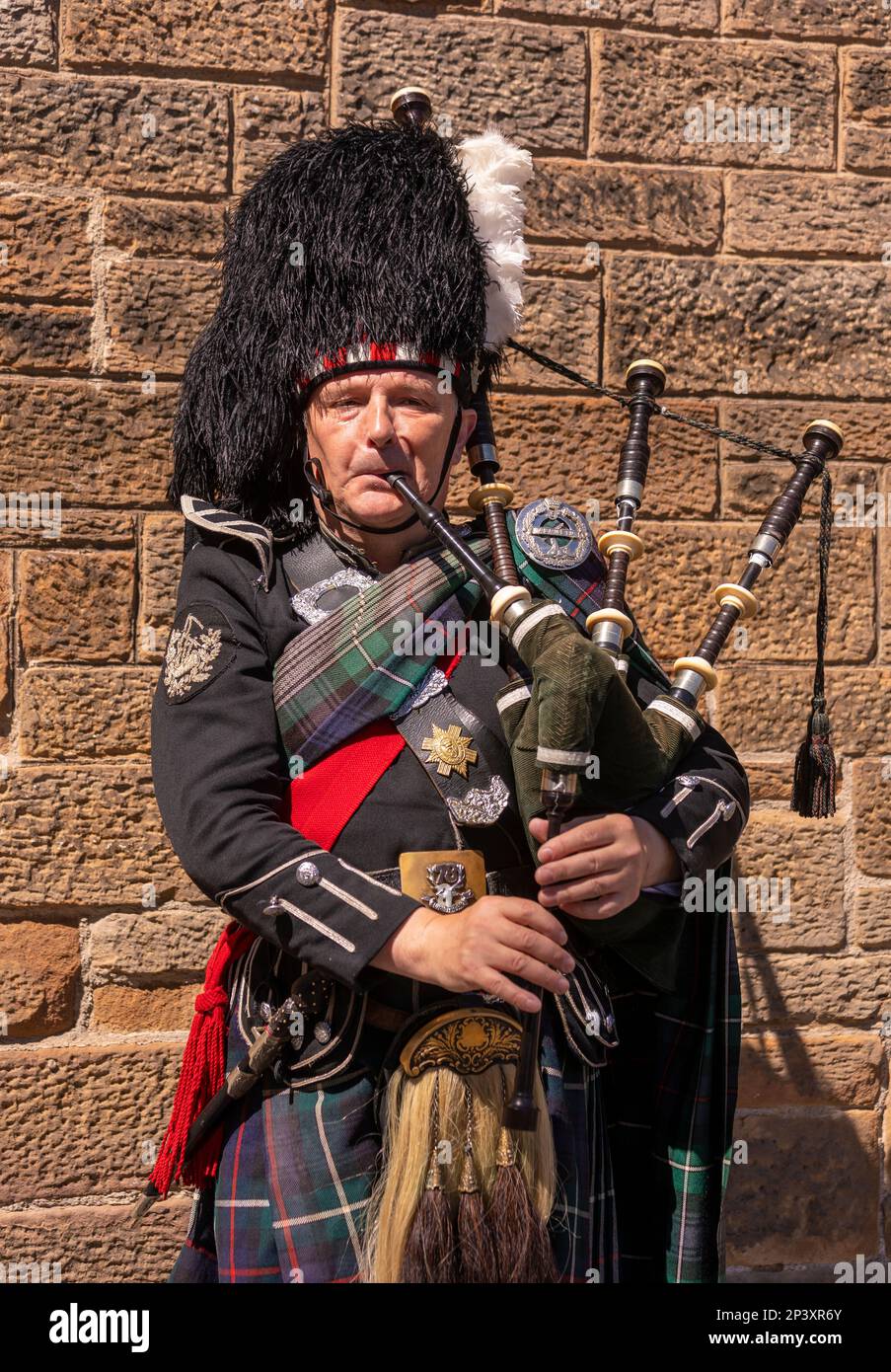 EDIMBURGO, SCOZIA, EUROPA - l'uomo gioca a cornamusa sul Royal Mile. Foto Stock