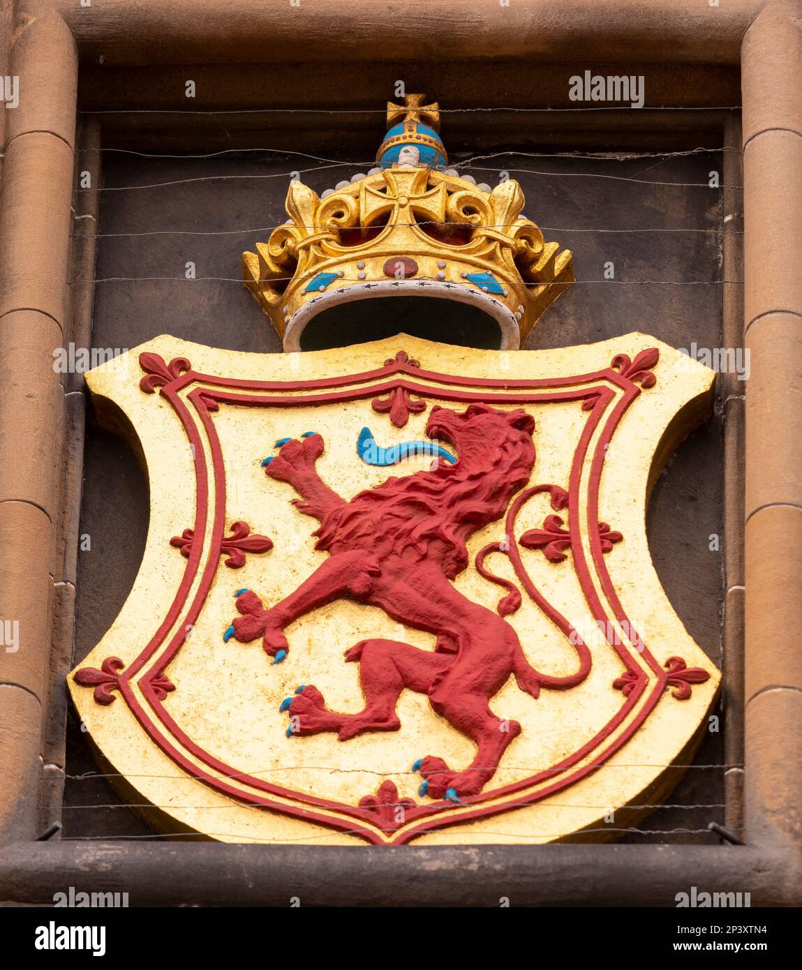 EDIMBURGO, SCOZIA, EUROPA - Royal Coat of Arms all'ingresso del Castello di Edimburgo. Include il rampante del Leone e la corona reale della Scozia. Foto Stock