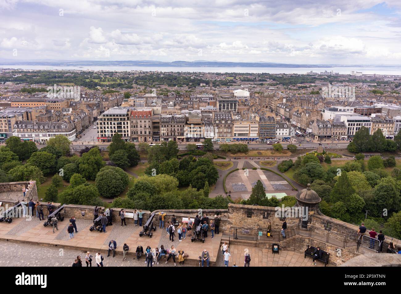 EDIMBURGO, SCOZIA, EUROPA - veduta aerea dei turisti sulle mura del castello di Edimburgo e New Town in lontananza. Foto Stock