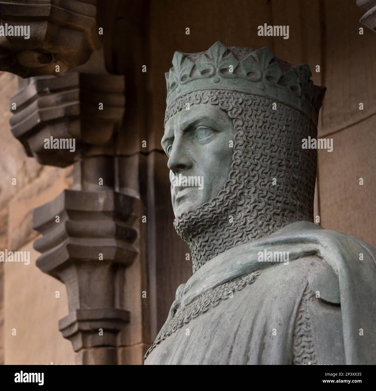 EDIMBURGO, SCOZIA, EUROPA - Statua di Robert the Bruce, re di Scozia, all'ingresso del Castello di Edimburgo. Scultore Thomas Clapperton. Foto Stock