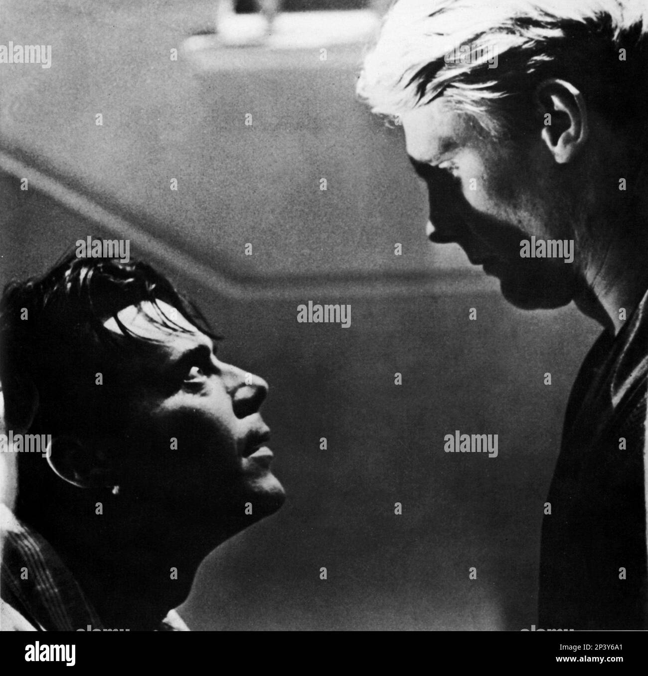 1964 :l'attore cinematografico DIRK BOGARDE e JAMES FOX nel SERVO ( il Servo ) di JOSEPH LOSEY , da un romanzo di Robin Maugham , Screen-play di Harold Pinter- FILM - FILM - CINEMA - GAY - omosessuale - LGBT - omosessualità - omosessuale - omosessualità - profilo - profilo ---- Archivio GBB Foto Stock