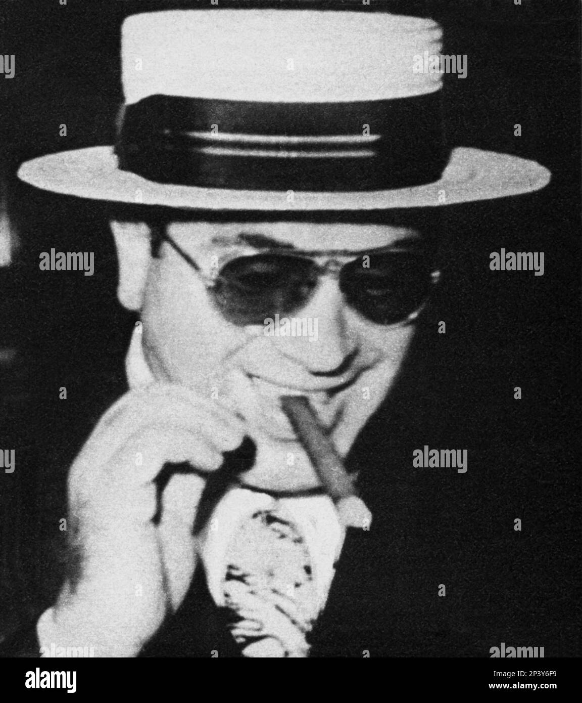 1930 ca. : La famosa gangstern al CAPONE ( Alphonse Caponi , New York , 1899 - Palm Spring 1947 ) - delinquente - mafia - mafioso - smile - sorriso - occhiali da sole - occhiali - lente - cappello paglietta - cappello - sigaro - sigaro - persionalità celebrità che fuma fattori che fumano - fumatore - celebrità personalità attori fumatori - fumo --- Archivio GBB Foto Stock