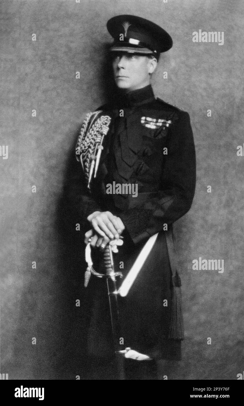 1920 ca., GRAN BRETAGNA : il principe d'Inghilterra EDOARDO di York ( dopo il principe e duca di Galles e dopo l'abdicazione di Miss Wallis Simpson : duca di WINDSOR ) ( 1894 - 1972 ), dal 1936 re EDOARDO VIII . In questa foto è vestito in uniforme militare - CASA REALE - ROYALTY - REALI - nobiltà - nobiltà - colletto - militare uniforme divisa - cappello - cappello - spada - spada ---- Archivio GBB Foto Stock
