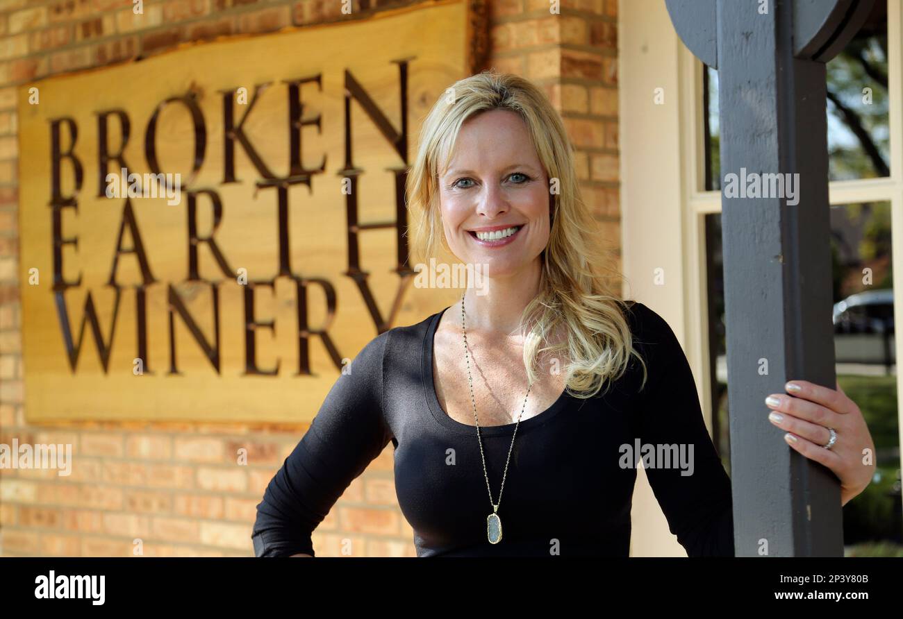 ADVANCE FOR USE SATURDAY, NOV. 22 AND THEREAFTER - In this Sept. 26, 2014 photo, Melissa Forsythe Bernadette, co-owner of Broken Earth Winery, poses outside her business in downtown Long Grove, Ill. It's one of the family's many ventures in downtown Long Grove. (AP Photo/Daily Herald, Steve Lundy) MANDATORY CREDIT, MAGS OUT Foto Stock