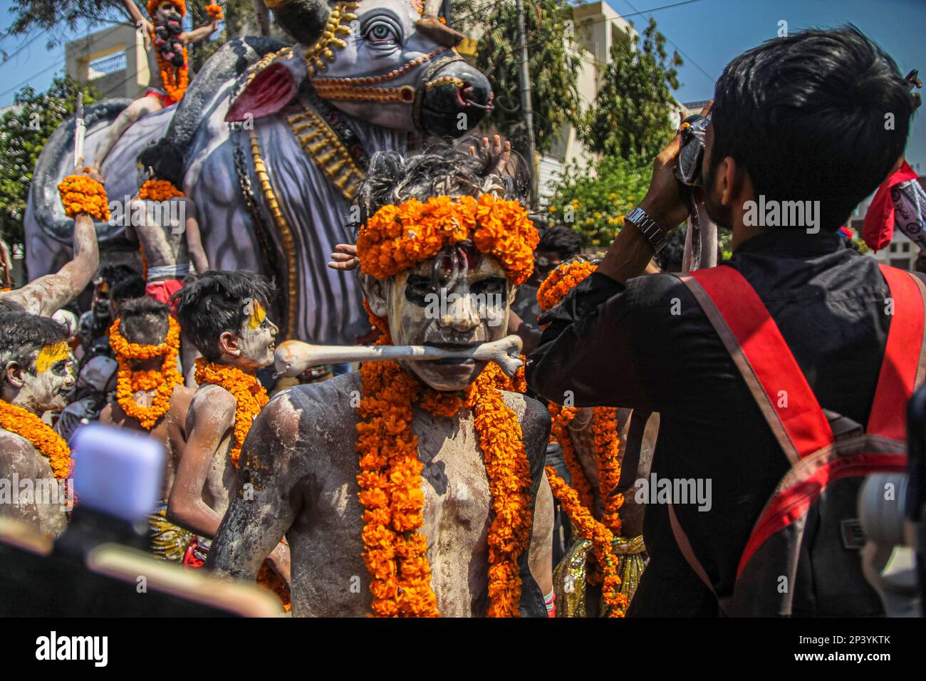 Varanasi, Uttarprades, India. 4th Mar, 2023. La gente del Kashi si riunisce al ghat di Manikarnika per celebrare la Chita Bhasma Holi. E' un'occasione molto propizia per tutti gli Agoris, i saggi e i Nagas. Secondo la fede della nostra Scrittura vedica, i fantasmi, i fantasmi e tutti i devoti di Lord Shiva si riuniscono sul ghat di Manikarnika per celebrare Masan Holi con la loro divinità Shiva. (Credit Image: © Sudip Chanda/Pacific Press via ZUMA Press Wire) SOLO PER USO EDITORIALE! Non per USO commerciale! Foto Stock