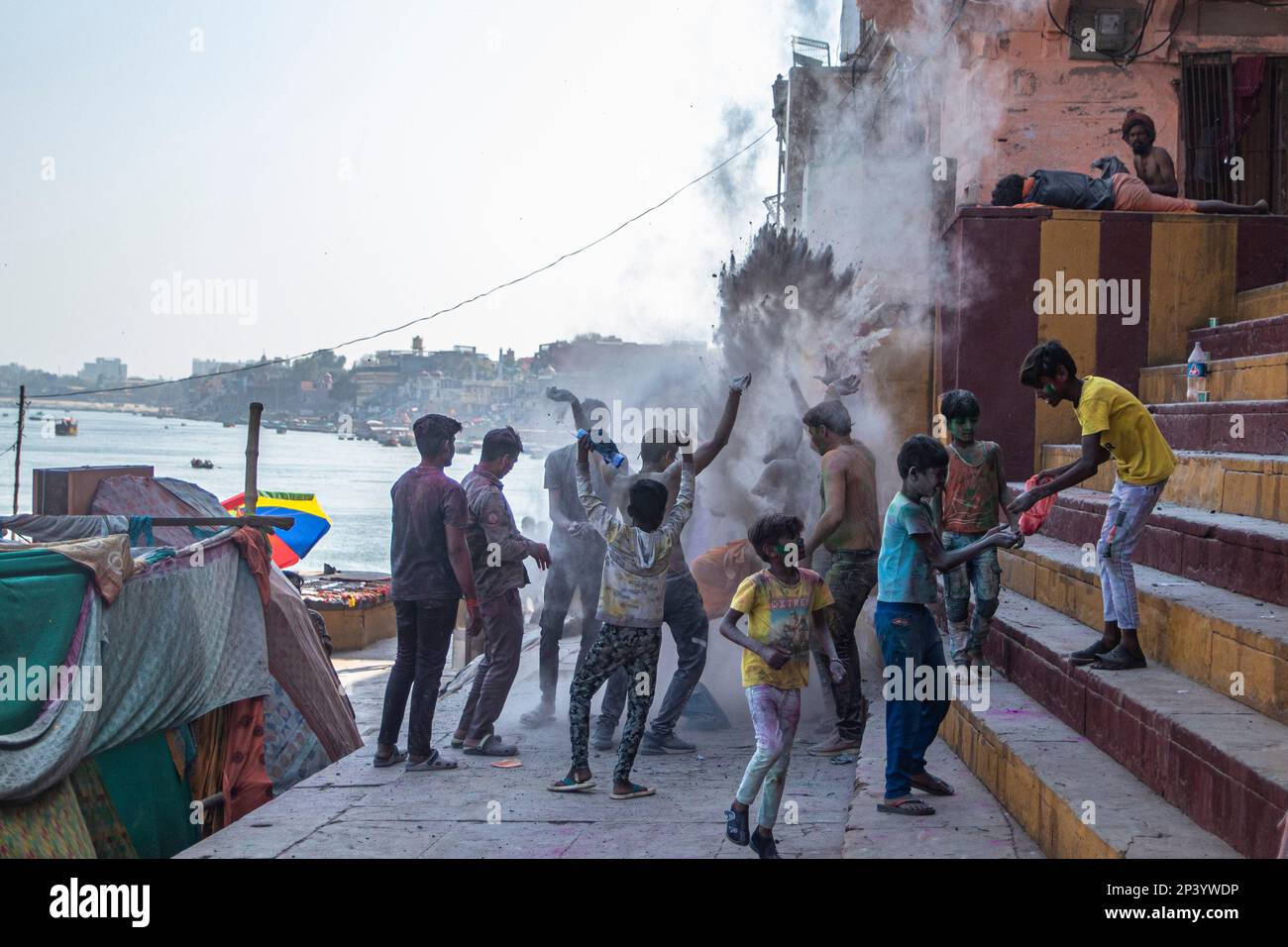 Varanasi, Uttarprades, India. 4th Mar, 2023. La gente del Kashi si riunisce al ghat di Manikarnika per celebrare la Chita Bhasma Holi. E' un'occasione molto propizia per tutti gli Agoris, i saggi e i Nagas. Secondo la fede della nostra Scrittura vedica, i fantasmi, i fantasmi e tutti i devoti di Lord Shiva si riuniscono sul ghat di Manikarnika per celebrare Masan Holi con la loro divinità Shiva. (Credit Image: © Sudip Chanda/Pacific Press via ZUMA Press Wire) SOLO PER USO EDITORIALE! Non per USO commerciale! Foto Stock