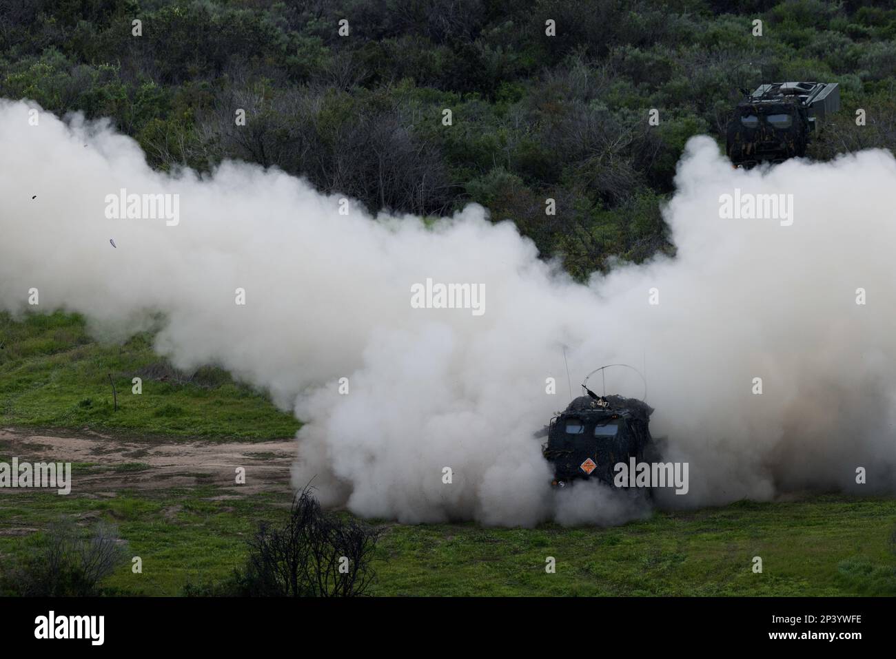 STATI UNITI Marines with Romeo Battery, 5th Battaglione, 11th Marine Regiment, 1st Marine Division, razzi di fuoco da un sistema di Rocket ad alta mobilità M142 durante l'esercizio di fuoco invernale del battaglione sulla base del corpo dei Marine Camp Pendleton, California, 3 febbraio 2023. L'esercizio è stato utilizzato per testare le capacità di comando e controllo del battaglione. Foto Stock