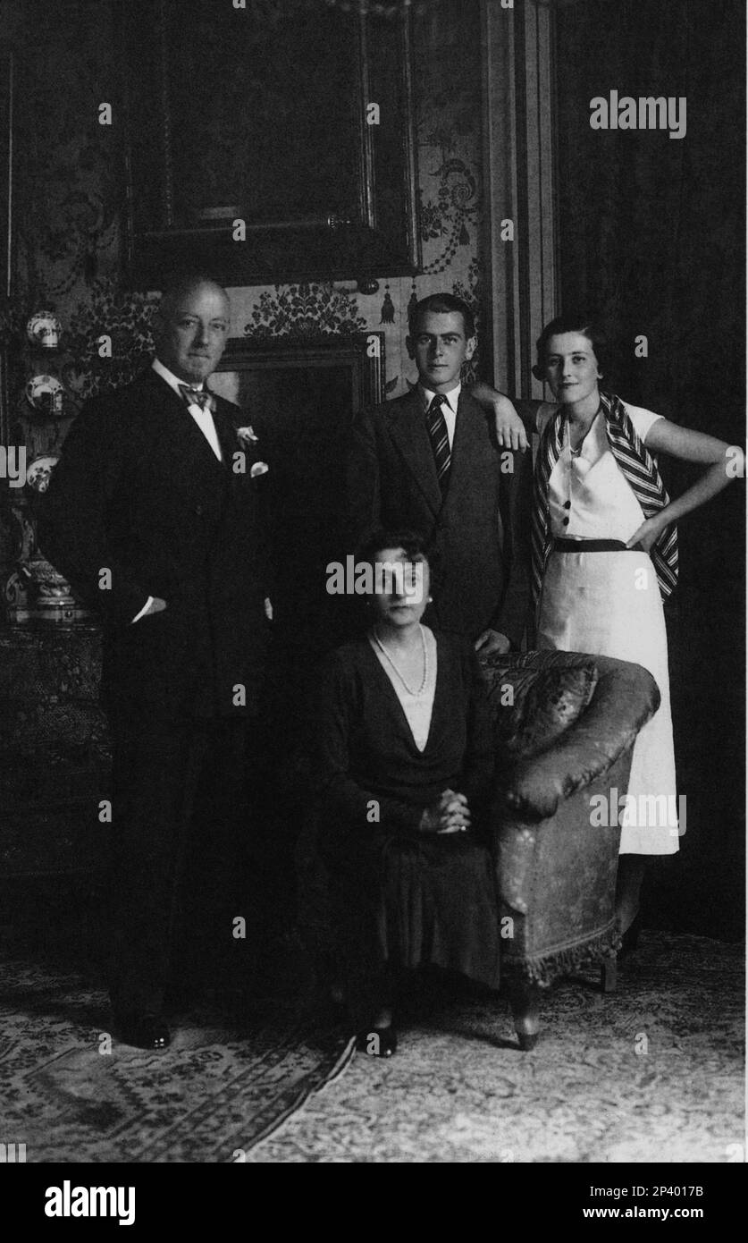1930 ca. , Milano , Italia : : l'italiano IDA BORLETTI ( nata a Milano nel 1910 ) , con il ricco padre senatore Senatore Borletti ( Milano 1880 - 1939 ) fondatore di RINASCENTE ( 1917 ) e proprietario di SNIA VISCOSA . In questa foto con la madre Anna Borletti e il fratello Romualdo ( Micio ). Ida fu un celebre collezionista d'arte , e la Scala finanzieri , amico di Indro Montanelli , sposò con Ingenier Lucio POZZI il 25 giugno 1932 . Nel 1956 sposò l'inglese Michael Noble. - INDUSTRIA - INDUSTRIA - INDUSTRIA - SEGNALE DI MILANO - VIP - COLLEZIONISTA D' ARTE - RITRATTO - FAMIGLIA ---- Foto Stock