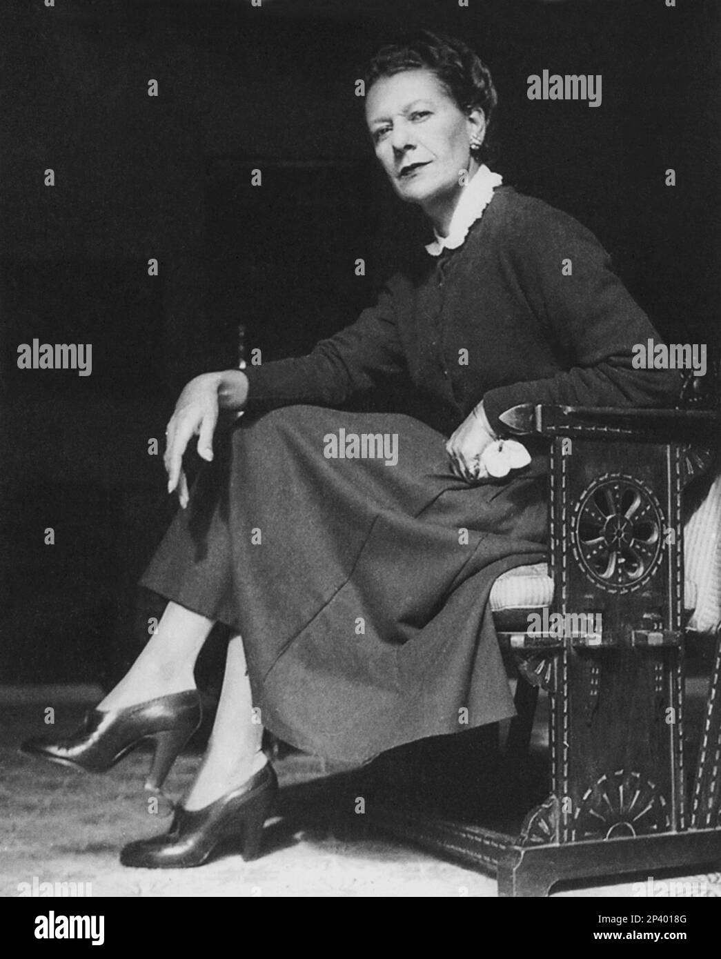 1955 ca. , Italia : : la contessa italiana ANNA MARIA CICOGNA MOZZONI ( Venezia 1913 - 2004 ) , figlia del conte Giuseppe VOLPI DI MISURATA ( 1877 - 1947 ) , sposata con il conte Cesare Cicogna Mozzoni nel 1933 , Madre della celebre contessa italiana Marina Cicogna 8 nata a Roma 29 maggio 1934 ) - INDUSTRIA - industriale - ritrato - contessa - chignon - scarpe - scarpe ---- Archivio GBB Foto Stock