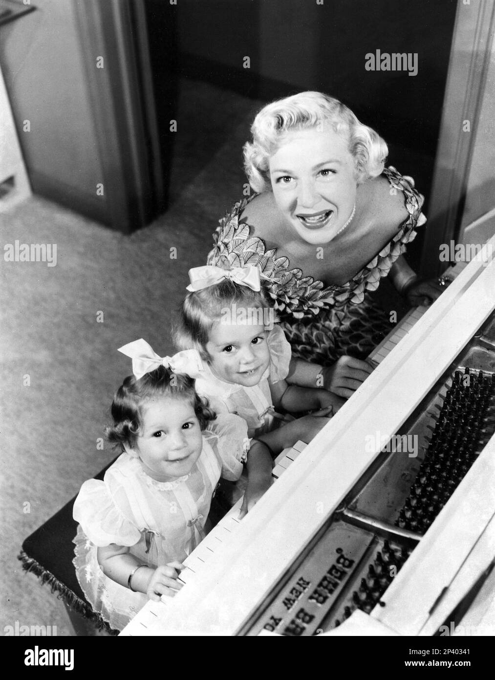 1950 ca. , Hollywood : l'attrice del film BETTY HUTTON ( Born Battle Creek , Michigan 26 febbraio 1921 ) con i due pastori del suo matrimonio con Ted Briskin : CANDY ( sopportato 1946 ) e LINDSAY ( sopportato 1948 ) - CINEMA - madre e figura figliie - piano - pianoforte - pianoforte - famiglia - famiglia - famiglia - biondo capelli - capelli biondi - bionda ---- Archivio GBB Foto Stock