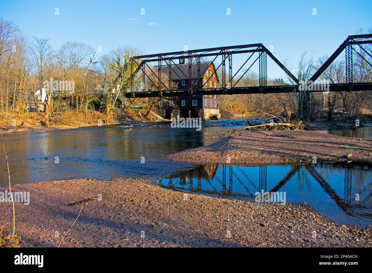 La storica millhouse dietro il ponte ferroviario storico abbandonato che attraversa il fiume Raritan alla stazione Neshanic di Branchburg, New Jersey, USA -06 Foto Stock