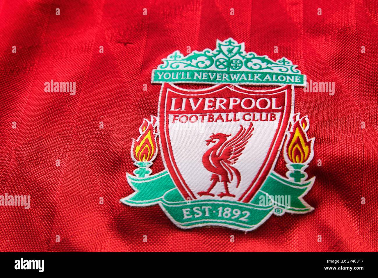 Emblema del Liverpool FC club sulla maglietta da calcio rossa. Foto Stock