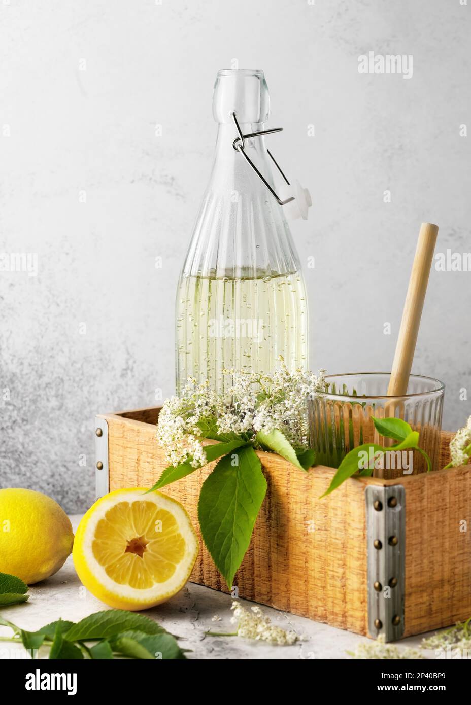 Limonata fresca fatta in casa con limone, succo di lime, soda e sciroppo di elderflower. Sana bevanda analcolica biologica fatta in casa rinfrescante. Messa a fuoco selettiva. Foto Stock