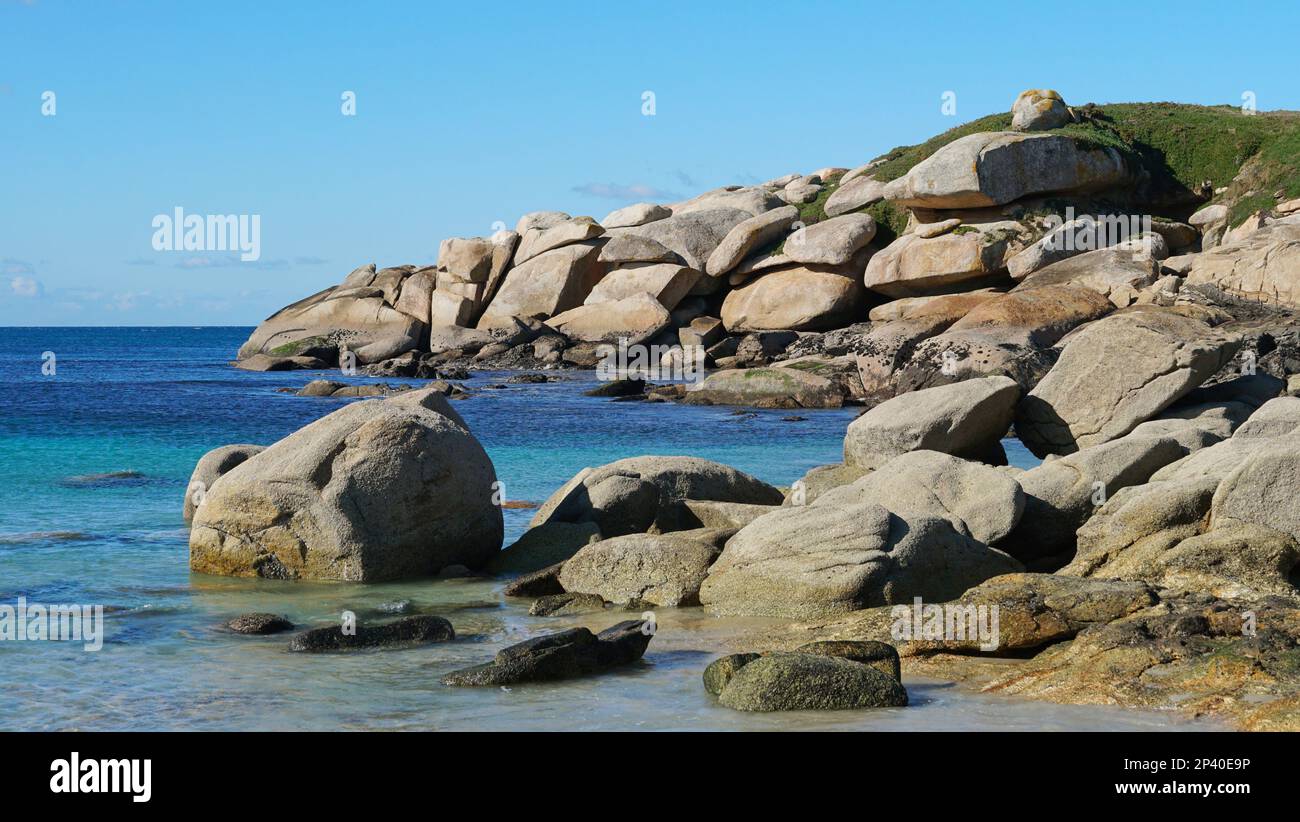 Grandi massi sulla costa rocciosa, oceano Atlantico, Spagna, Galizia, Sanxenxo, Rias Baixas Foto Stock