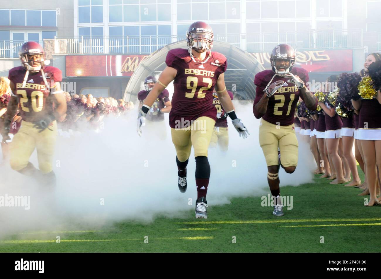 04 October 2014: Bobcat players Rusmin Nikocevic(92) and Donta Clanton(21) enter the stadium prior to 35 - 30 win over the Idaho Vandals at Jim Wacker Field at Bobcat Stadium in San Marcos, TX. (Icon Sportswire via AP Images) Foto Stock