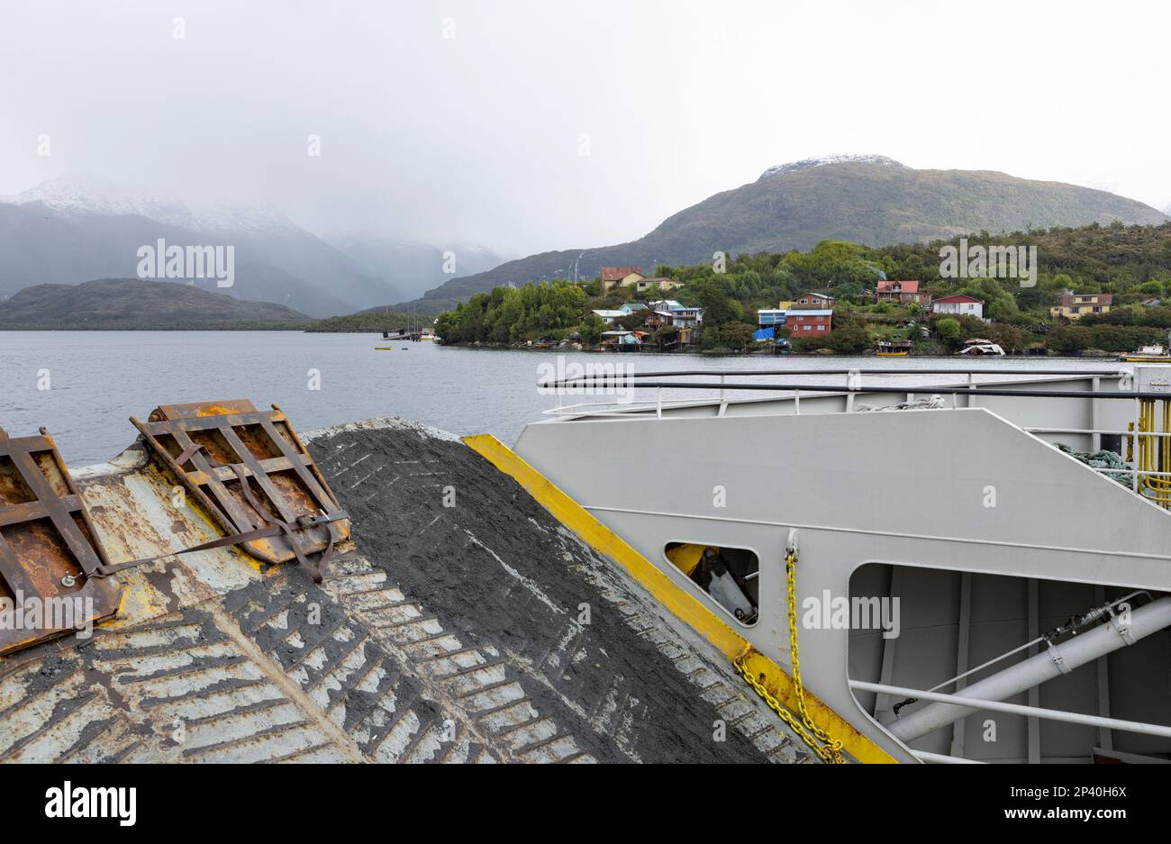 Puerto Edén visto da un traghetto che naviga attraverso i fiordi del Cile meridionale Foto Stock