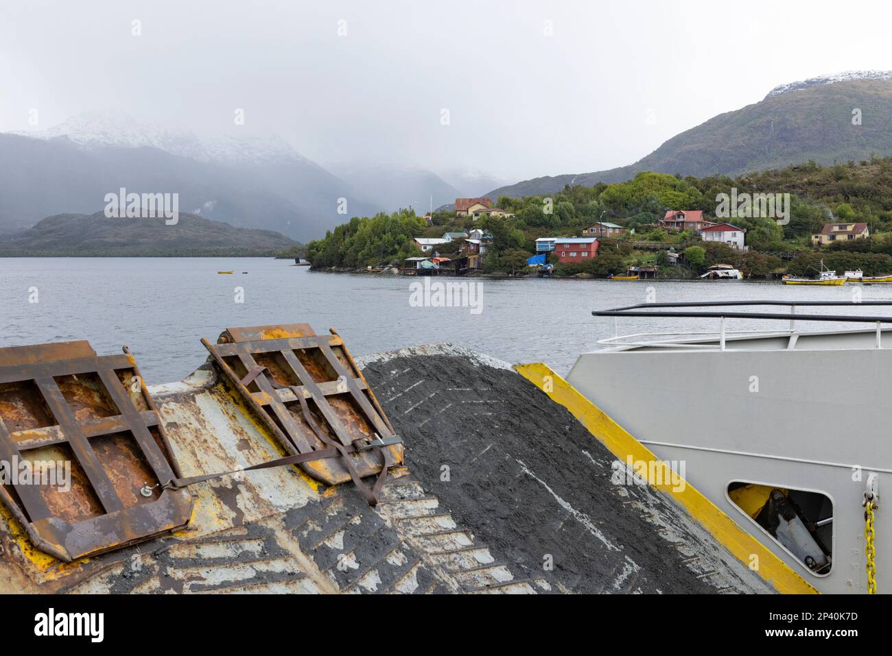 Puerto Edén visto da un traghetto che naviga attraverso i fiordi del Cile meridionale Foto Stock