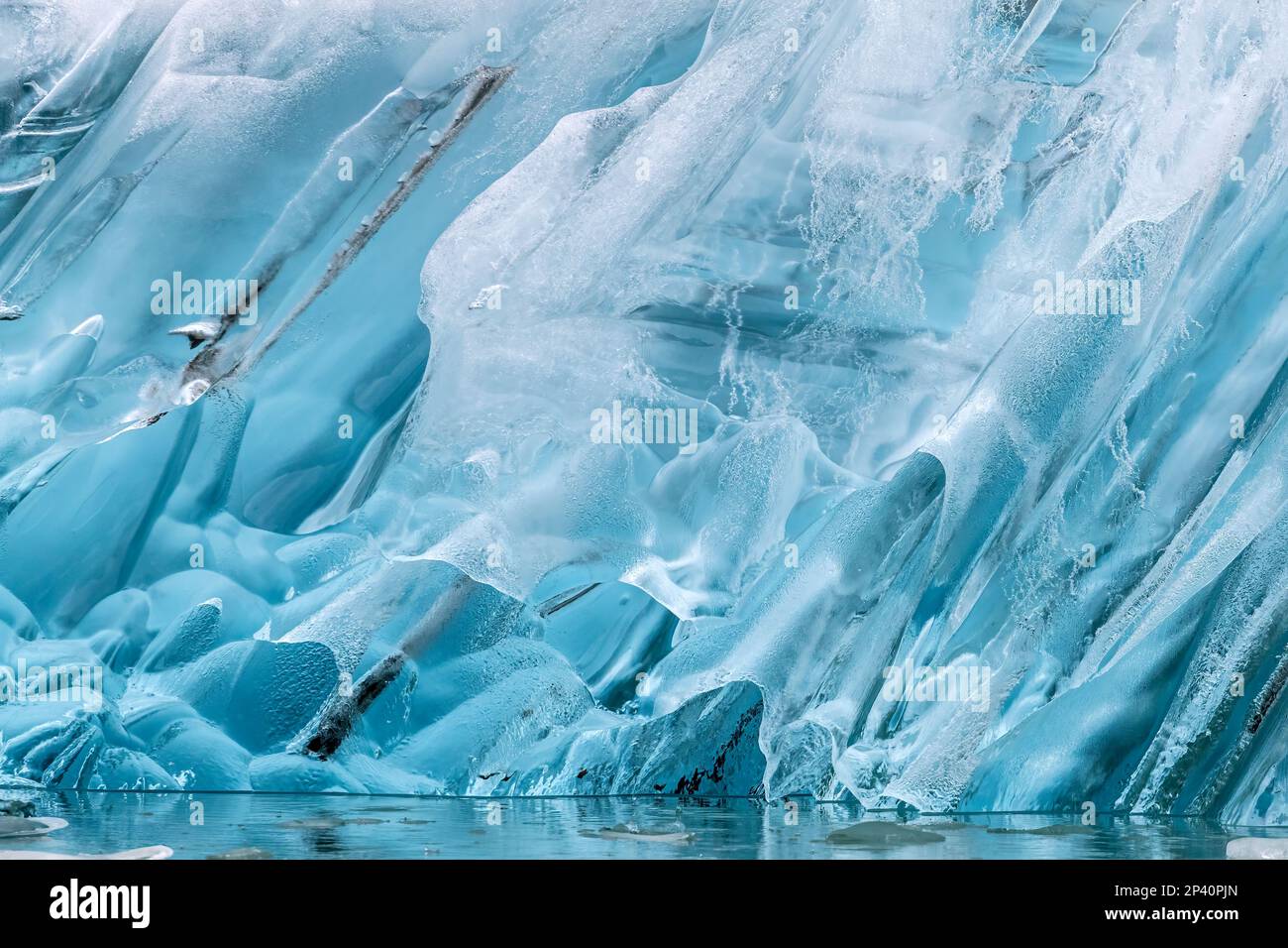 Particolare di ghiaccio calvato dal ghiacciaio di South Sawyer in Tracy Arm-Fords Terror Wilderness, Alaska sudorientale, USA. Foto Stock Particolare di ghiaccio calvato dal ghiacciaio di South Sawyer in Tracy Arm-Fords Terror Wilderness, Alaska sudorientale, USA. Foto Stock