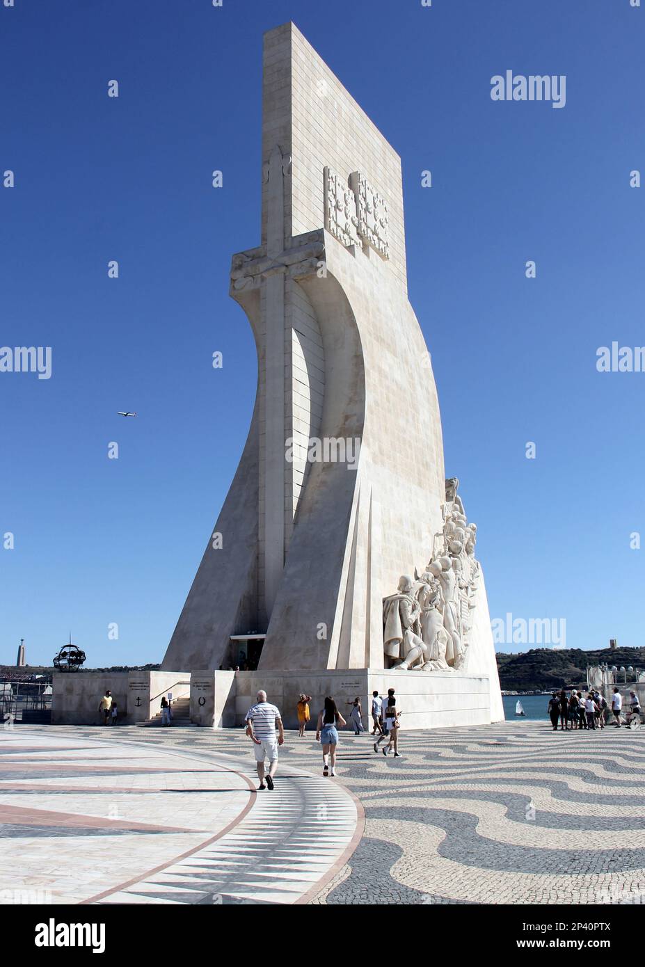 Monumento ai Discoverers, visto dal lato della Piazza dell'Impero, fiume Tago sullo sfondo, Belem, Lisbona, Portogallo Foto Stock