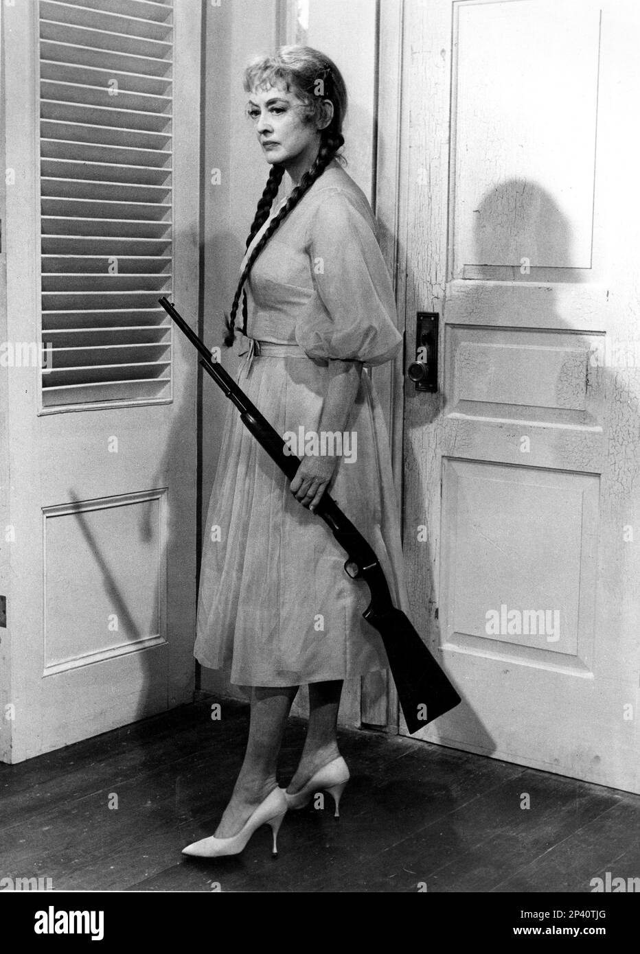 1964 : l'attrice cinematografica BETTE DAVIS ( Lowell , ma 1908 - Neuilly , France 1989 ) in HUSH ... HUSH , CHARLOTTE DOLCE ( PIANO .. Piano , dolce Carlotta ) di Robert Aldrich , da un romanzo di Henry Farrell , Pubblicity still - CINEMA - FILM - attrice - ritratto - ritratto - abito trasparente - abito vestito trasparente - TRILLER - ORRORE - treccia - treccie - fucile - arma - fucile - scarpe - scarpe ---- Archivio GBB Foto Stock