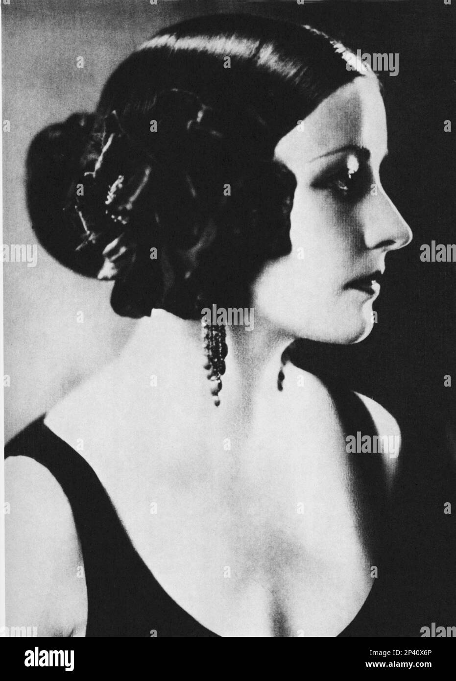 1922 : il ballerino , il costume designer e attrice NATASHA RAMBOVA , 2nd moglie del muto film attore RUDOLPH VALENTINO ( Rodolfo Guglielmi , Castellaneta , Taranto 1895 - New York , NY 1926 ) - CINEMA MUTO - atto cinematografico - ritratto - ritratto - profilo - profilo - chignon - orecchini - orecchino - orecchini - scollatura - decolleté - scollo - SCOLLO - ANNI venti - anni '20 --- Archivio GBB Foto Stock