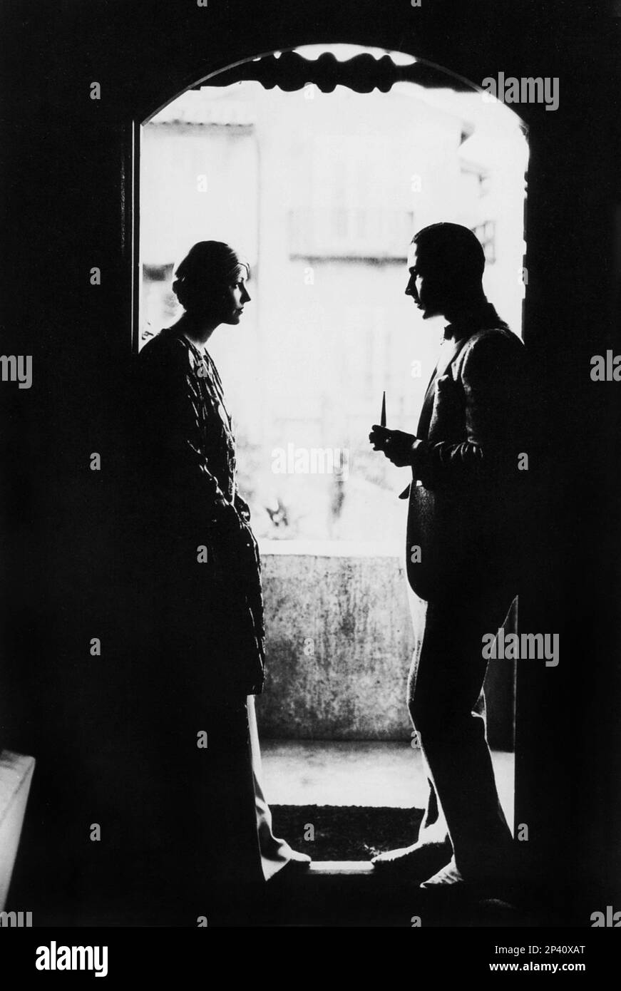 1922 c, USA : l'attore del film muto RUDOLPH VALENTINO ( Rodolfo Guglielmi , Castellaneta , 1895 - 1926 ) con sua moglie NATASHA RAMBOVA a casa , Whitley Heights , Los Angeles - CINEMA MUTO - atto cinematografico - LATINO LOVER - italoamericano - italo americano - italo-americano - emigrante - emigrante - italo-americano - ritratto - ritrato - silouettes - controluce - profilo ---- Archivio GBB Foto Stock