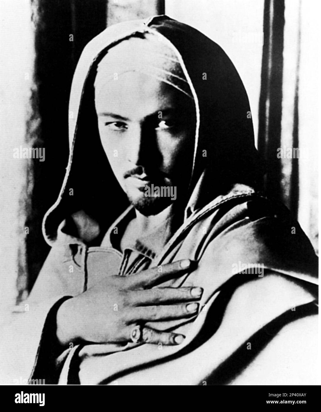 1923 , USA : The Silent Screen movie actor RUDOLPH VALENTINO ( Rodolfo Guglielmi , 1895 - 1926 ) In uno screen test per il film non ha mai realizzato IL FALCON CAPPUCCIO - CINEMA MUTO - attore cinematografico - LATINO LOVER - italoamericano - italo americano - italo-americano - emigrante - emigrante - italo-americano - ritratto - ritratto - baffi - baffi - barba - pizzetto - oriente - Arabo - caffetano - anello - anello - mano ---- Archivio GBB Foto Stock