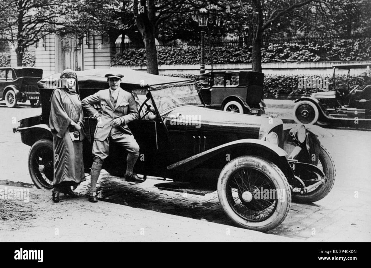 1923 , Deauville , Francia : l'attore muto RUDOLPH VALENTINO ( Rodolfo Guglielmi , 1895 - 1926 ) Con sua moglie NATASHA RAMBOVA in viaggio per l'Europa con un'auto - CINEMA MUTO - attore cinematografico - LATINO LOVER - italoamericano - italo americano - italo-americano - emigrante - emigrante - italo-americano - ritratto - ritrato - cappello - cappello - marito e mogli - ART DECO - ANNI venti - 20's - '20 - automobile ---- Archivio GBB Foto Stock
