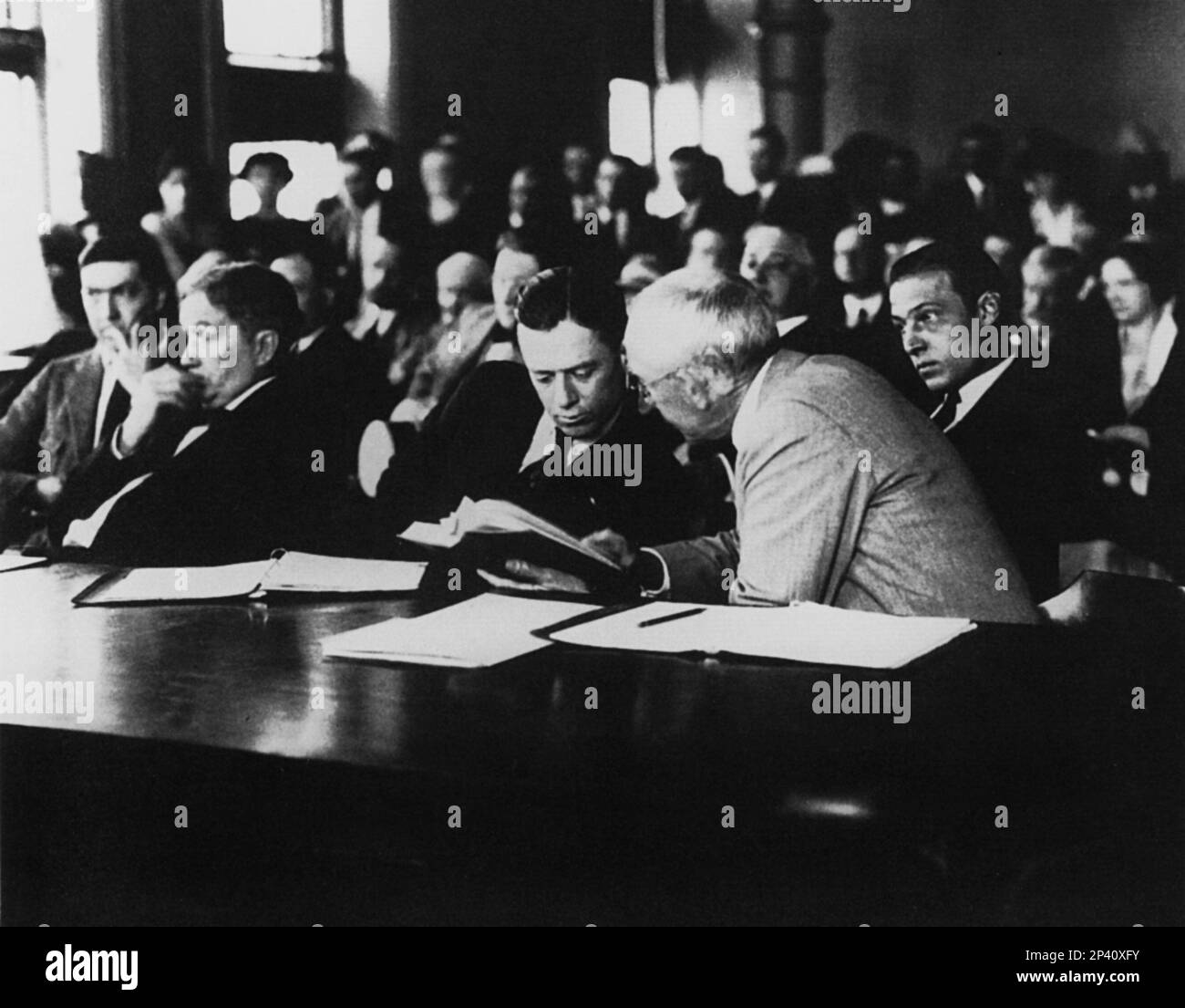 1922 , Los Angeles , USA : l'attore cinematografico silenzioso RUDOLPH VALENTINO ( Rodolfo Guglielmi , 1895 - 1926 ) siede in preda udienza a corte su accuse bigamie . Aveva sposato NATASHA RAMBOVA mentre si era ancora sposato legalmente con Jean Acker - CINEMA MUTO - attore cinematografico - LATINO LOVER - italoamericano - italo americano - italo-americano - emigrante - emigrante - italo-americano - ritratto - ritrato - processo - aula di tribunale - ART DECO - ANNI venti - 20's - '20 ---- Archivio GBB Foto Stock