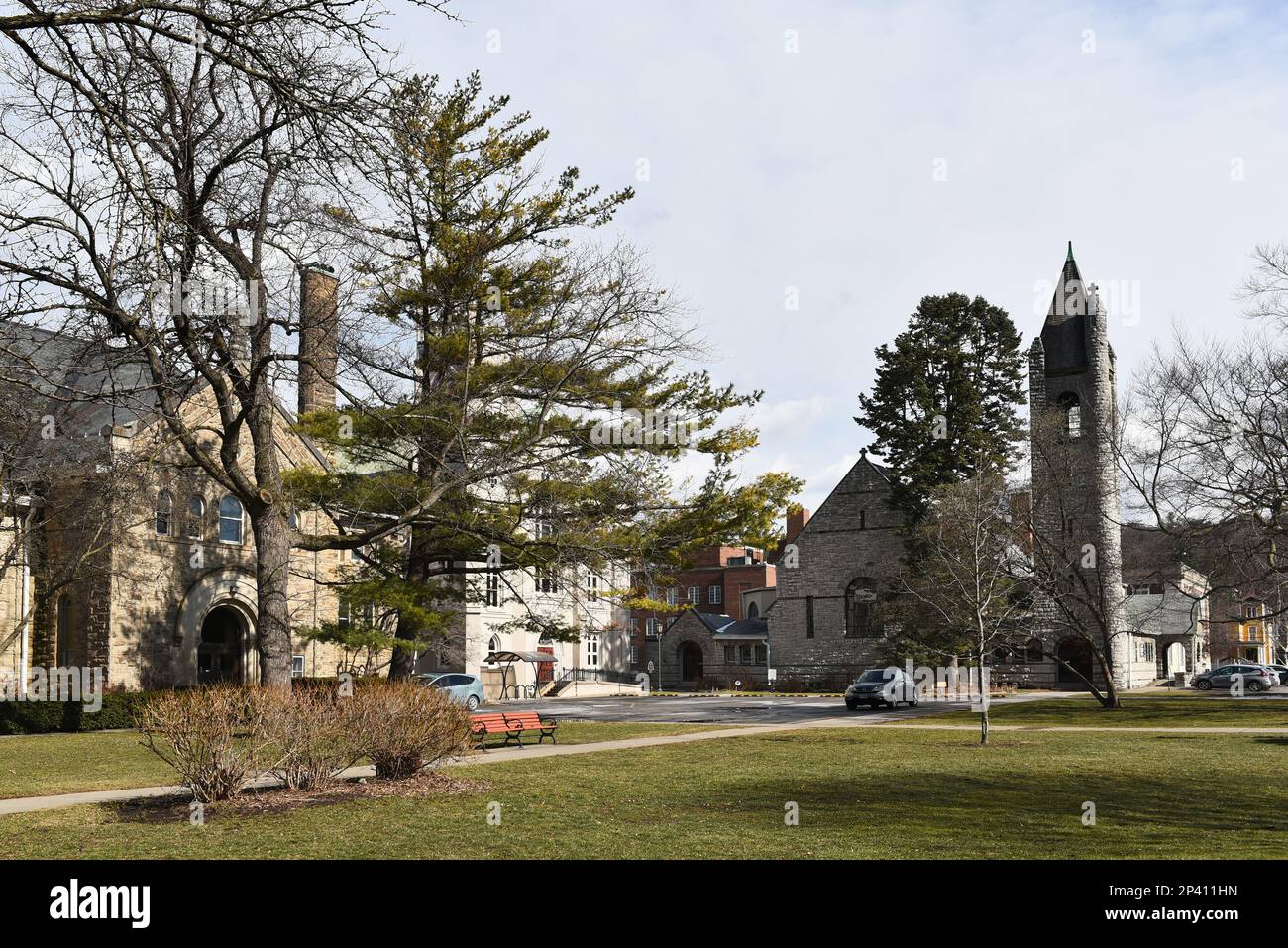 ITHACA, NEW YORK - 26 FEBBRAIO 2023: La prima Chiesa presbiteriam e le prime Chiese Battista viste dal Parco di Dewitt. Foto Stock