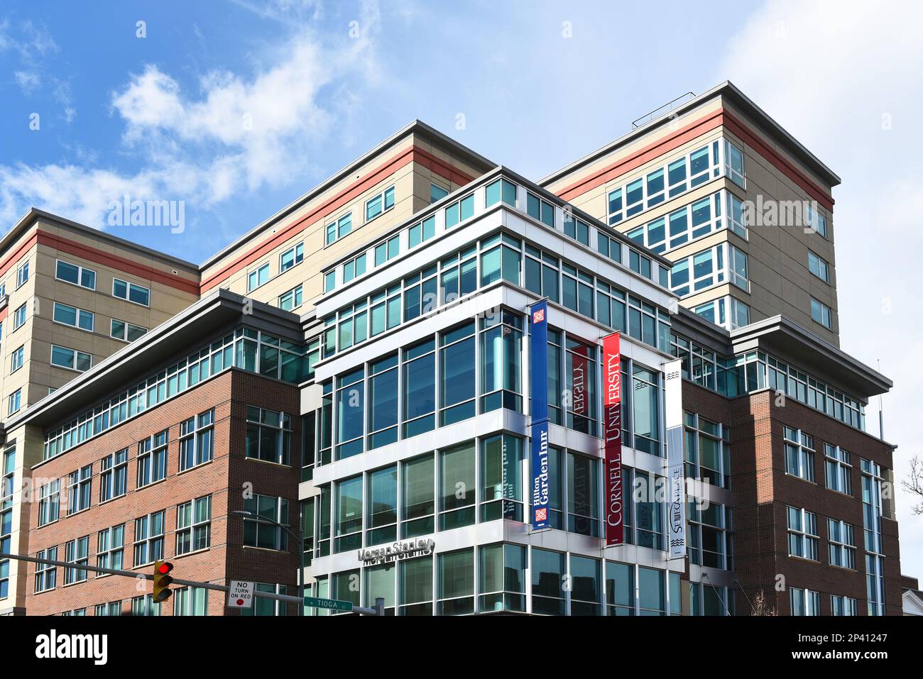 ITHACA, NEW YORK - 26 FEB 2023: Edifici moderni nel centro di Ithaca con striscioni per Cornell University, Hilton Garden Inn e Seneca Place. Foto Stock