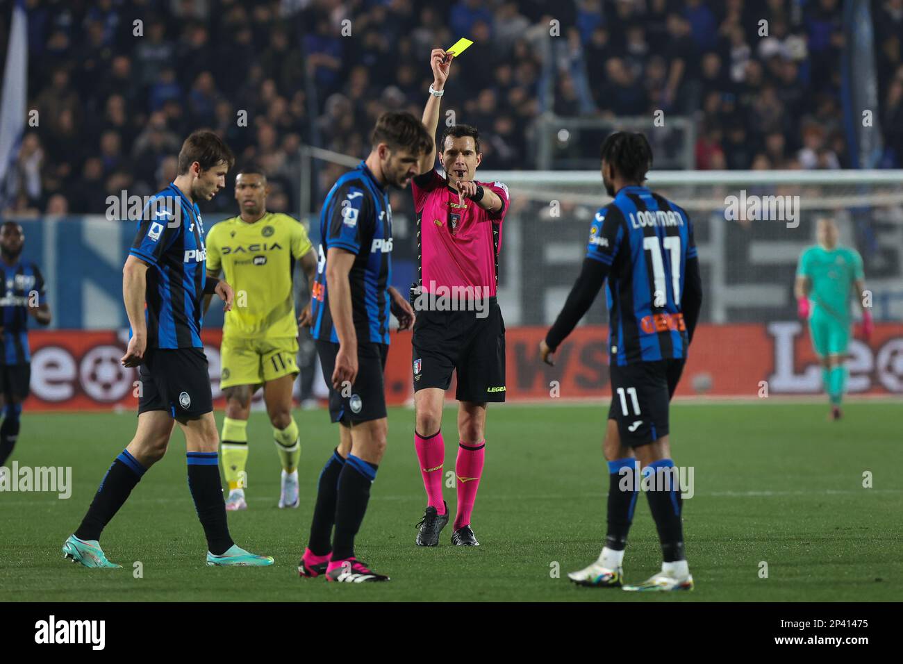 Bergamo, Italia. 04th Mar, 2023. Italia, Bergamo, 4 marzo 2023: Davide Ghersini (arbitro) mostra una carta gialla nel primo tempo durante la partita di calcio ATALANTA vs UDINESE, Serie A Tim 2022-2023 Day 25 allo stadio Gewiss. (Foto di Fabrizio Andrea Bertani/Pacific Press/Sipa USA) Credit: Sipa USA/Alamy Live News Foto Stock