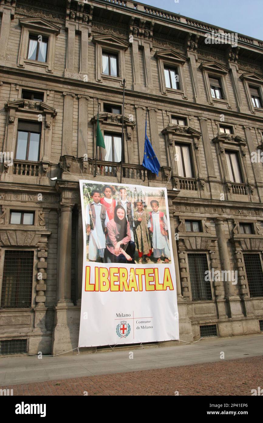 4 giugno 2005 , Milano , ITALIA : l'appello per la liberazione di CLEMENTINA CANTONI ( nata a Milano, 1973 ), la volontaria italiana rapita in AFGANISTAN , gigantografia esportata sulla cacciata del palazzo del comune di Milano Palazzo Marino . Fu rilasciata nel 9 giugno 2005 dopo 24 giorni di primia. - POLITICA - POLITICA - guerra - terrore - terrorismo - ostaggio - rapimento ---- Foto di Giovanbattista BRAMBILLA --- ARCHIVIO GBB Foto Stock