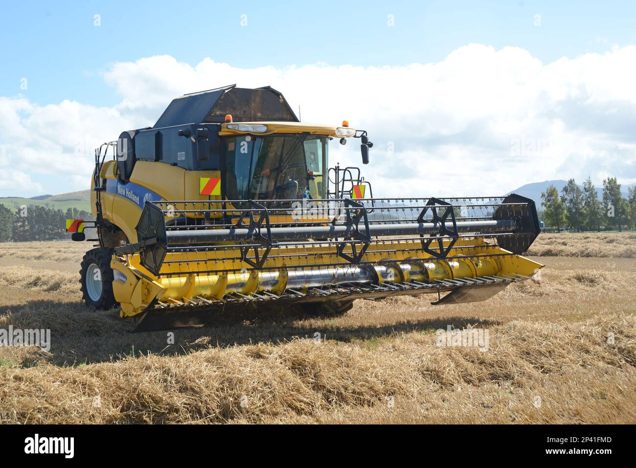 DARFIELD, NUOVA ZELANDA, 12 FEBBRAIO 2023: Una mietitrebbia partecipa alla raccolta del grano della nuova stagione nelle pianure di Canterbury, South Island, New Zeal Foto Stock