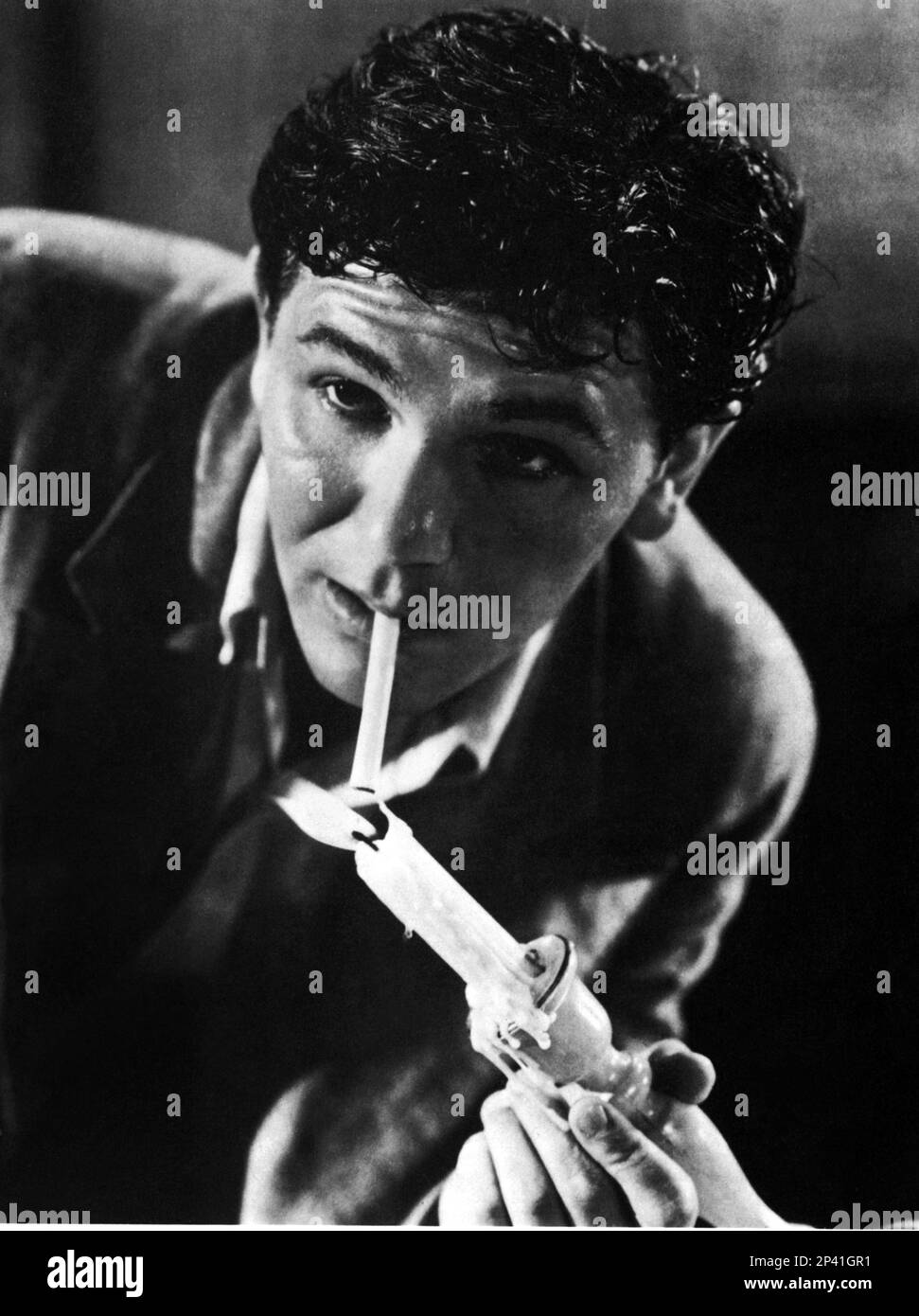 1949 c, USA : l'attore John GARFIELD ( 1913 - 1952 ) - CINEMA - attore cinematografico - ritratto - ritratto - celebrità personalità attori che fuma - fumatore - sigaretta - sigaretta - personalità personaggi celebrità attori attori fumatore - fumo - fumo - candela - ribelle - ribelle - Archivio GBB Foto Stock