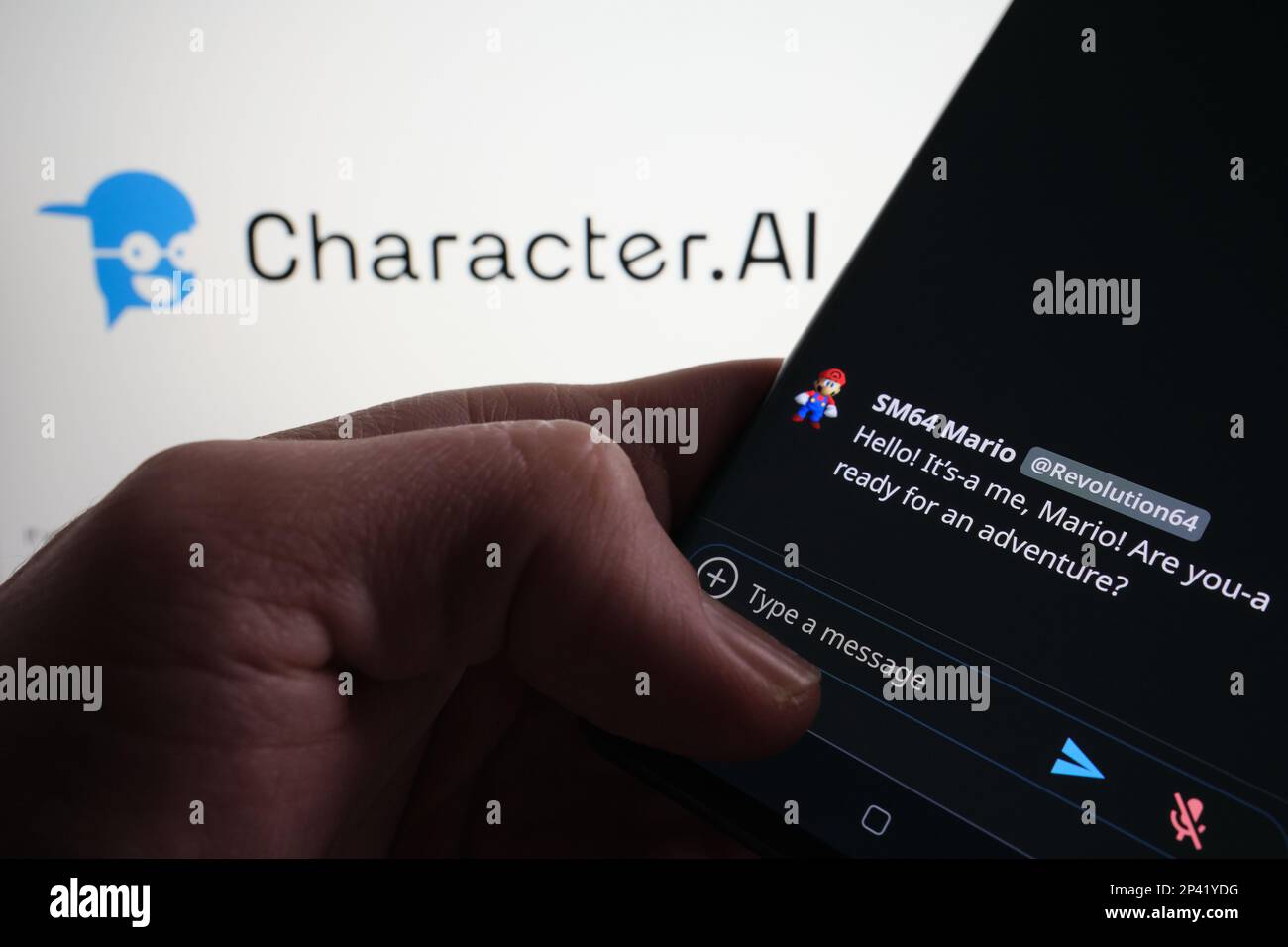 Esempio di chatbot ai del personaggio visualizzato sullo schermo dello smartphone. Carattere sfocato.ai logo sullo sfondo. Stafford, Regno Unito, 5 marzo 2023 Foto Stock