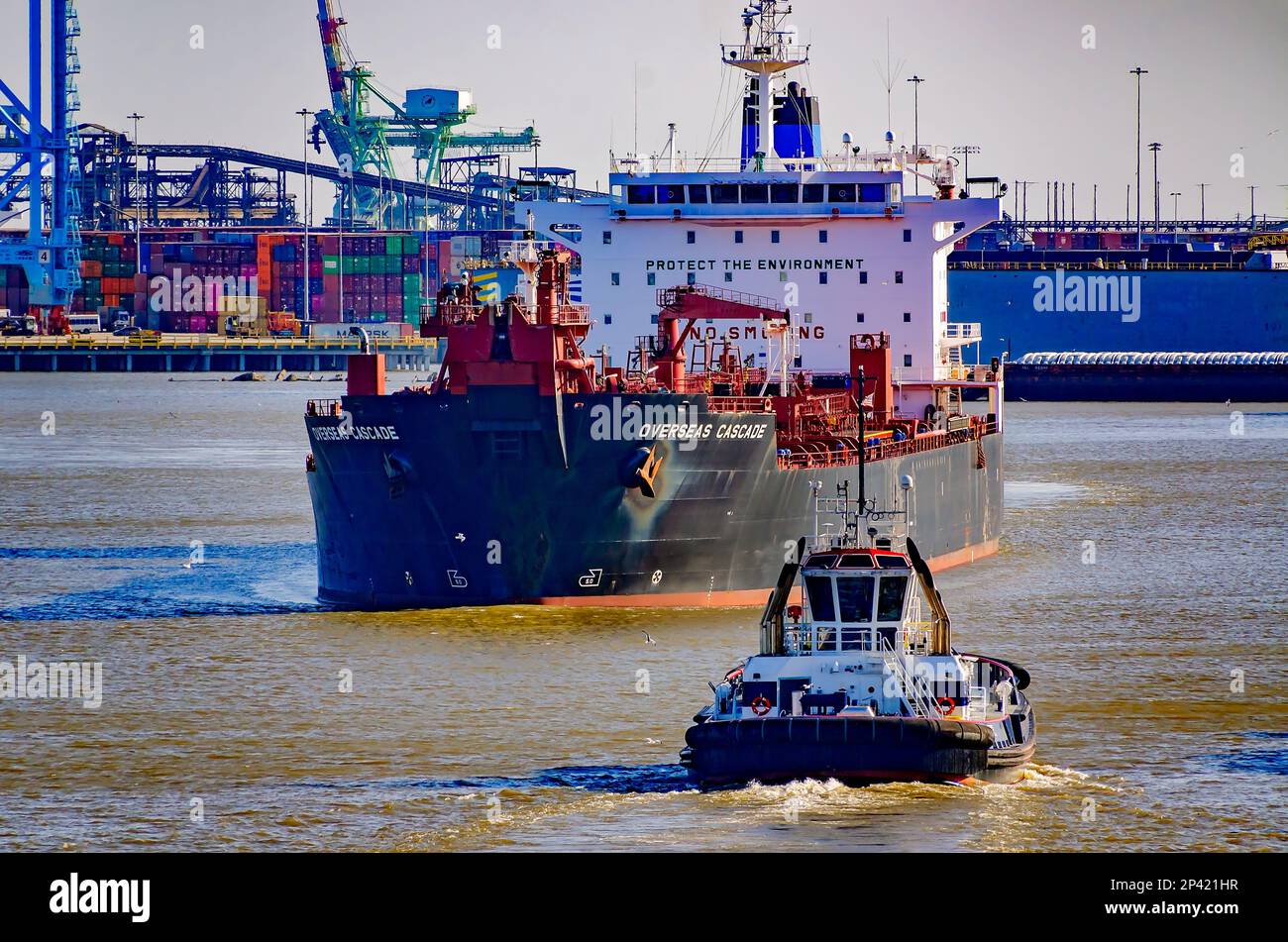 Hermes, un rimorchiatore di Rotortug di proprietà di Seabulk Towing, si avvicina petroliera Overseas Cascade vicino al Porto di Mobile, 4 marzo 2023, a Mobile, Alabama. Foto Stock