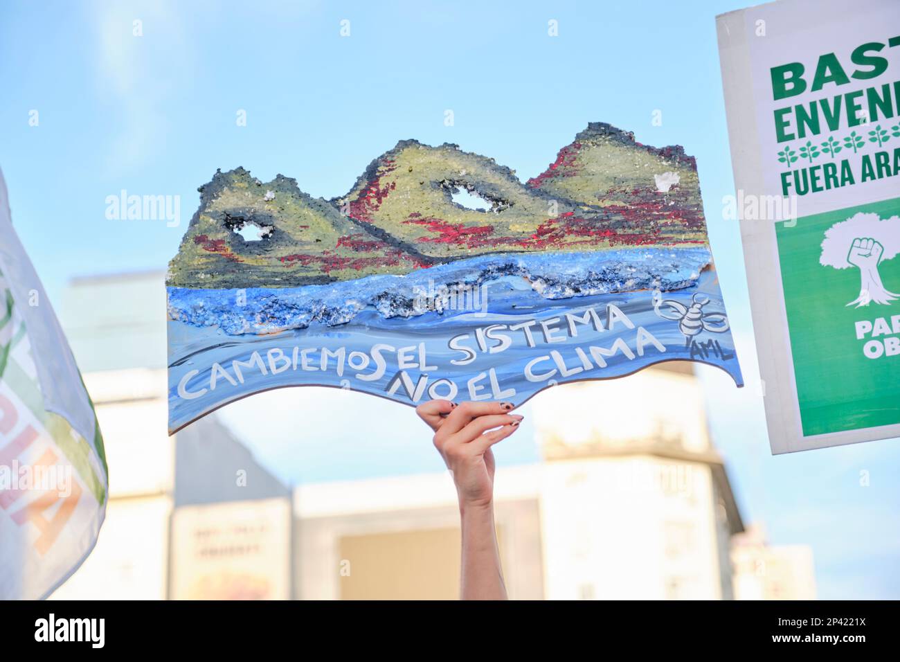 Buenos Aires, Argentina; 3 marzo 2023: Colpo globale sul clima. Tenendo un poster con il testo, è possibile modificare il sistema e non il clima. Foto Stock