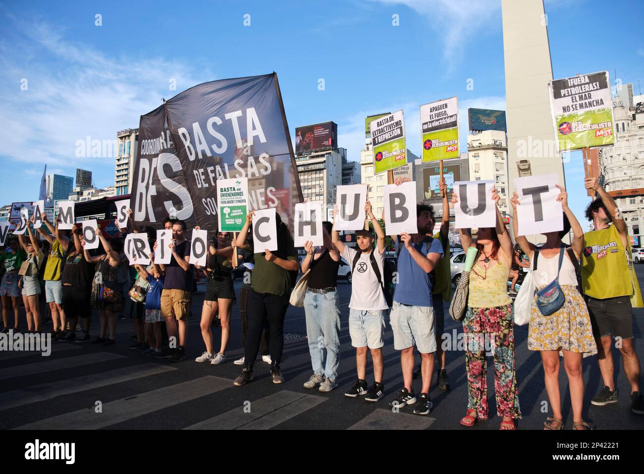Buenos Aires, Argentina; 3 marzo 2023: Colpo globale sul clima. Giovani attivisti che protestano, in possesso di manifesti ambientali. Uno degli slogan è il de Foto Stock