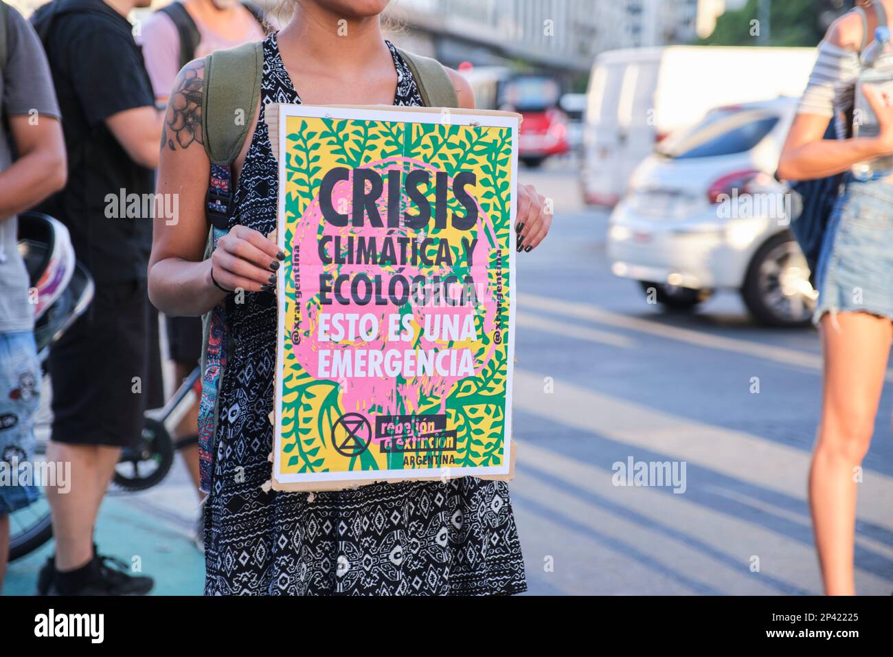 Buenos Aires, Argentina; 3 marzo 2023: Colpo globale sul clima. Donna irriconoscibile in possesso di un poster: Clima e crisi ecologica. Questa è un'emersione Foto Stock