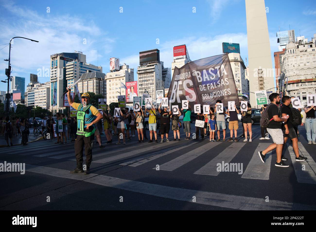 Buenos Aires, Argentina; 3 marzo 2023: Ufficiale del traffico che aiuta a controllare la mobilità nel centro della città durante una protesta ambientale, la CLI globale Foto Stock