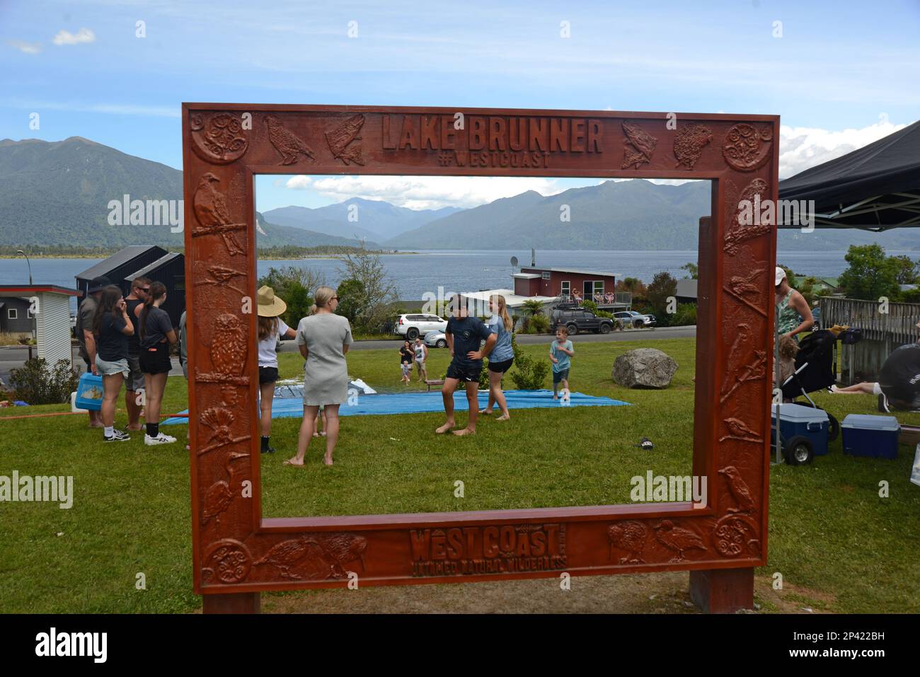 MOANA, NUOVA ZELANDA, 5 GENNAIO 2023: Le famiglie si riuniscono per un po' di divertimento sull'scivolo in una giornata di mercato locale a Moana, West Coast, Nuova Zelanda Foto Stock