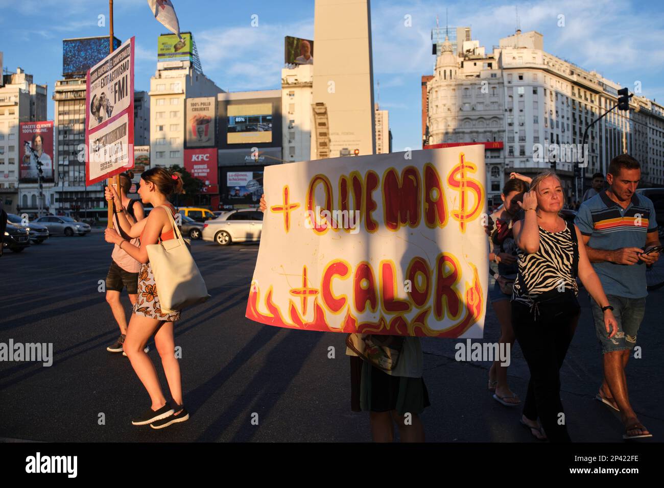 Buenos Aires, Argentina; 3 marzo 2023: Colpo globale sul clima. Poster che mostra il rapporto tra incendi intenzionali e riscaldamento globale: Mor Foto Stock