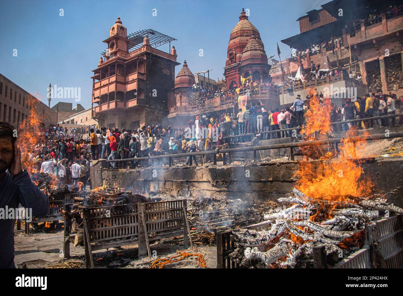 Varanasi, Uttarprades, India. 4th Mar, 2023. La gente del Kashi si riunisce al ghat di Manikarnika per celebrare la Chita Bhasma Holi. E' un'occasione molto propizia per tutti gli Agoris, i saggi e i Nagas. Secondo la fede della nostra Scrittura vedica, i fantasmi, i fantasmi e tutti i devoti di Lord Shiva si riuniscono sul ghat di Manikarnika per celebrare Masan Holi con la loro divinità Shiva. (Credit Image: © Sudip Chanda/Pacific Press via ZUMA Press Wire) SOLO PER USO EDITORIALE! Non per USO commerciale! Foto Stock