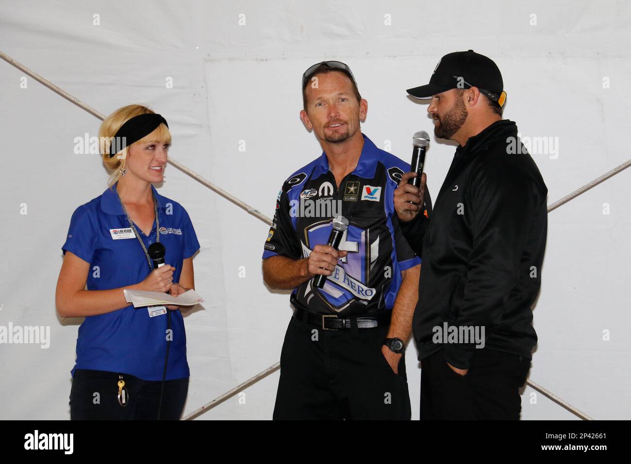 November 1, 2014: Jack Beckman (3 FC, middle) DSR Dodge Charger NHRA Funny Car and Matt Hagan (2 FC) DSR Dodge Charger NHRA Funny Car are interviewed by Hannah Rickards during a VIP hospitality appearance in Club Nitro during the 14th Annual NHRA Toyota Nationals at The Strip at Las Vegas Motor Speedway in Las Vegas, NV. (Icon Sportswire via AP Images) Foto Stock
