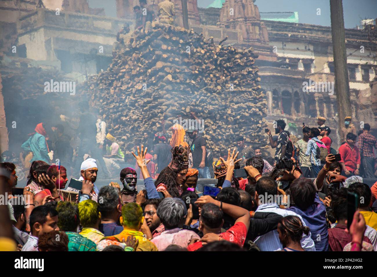 Varanasi, Uttarprades, India. 4th Mar, 2023. La gente del Kashi si riunisce al ghat di Manikarnika per celebrare la Chita Bhasma Holi. E' un'occasione molto propizia per tutti gli Agoris, i saggi e i Nagas. Secondo la fede della nostra Scrittura vedica, i fantasmi, i fantasmi e tutti i devoti di Lord Shiva si riuniscono sul ghat di Manikarnika per celebrare Masan Holi con la loro divinità Shiva. (Credit Image: © Sudip Chanda/Pacific Press via ZUMA Press Wire) SOLO PER USO EDITORIALE! Non per USO commerciale! Foto Stock