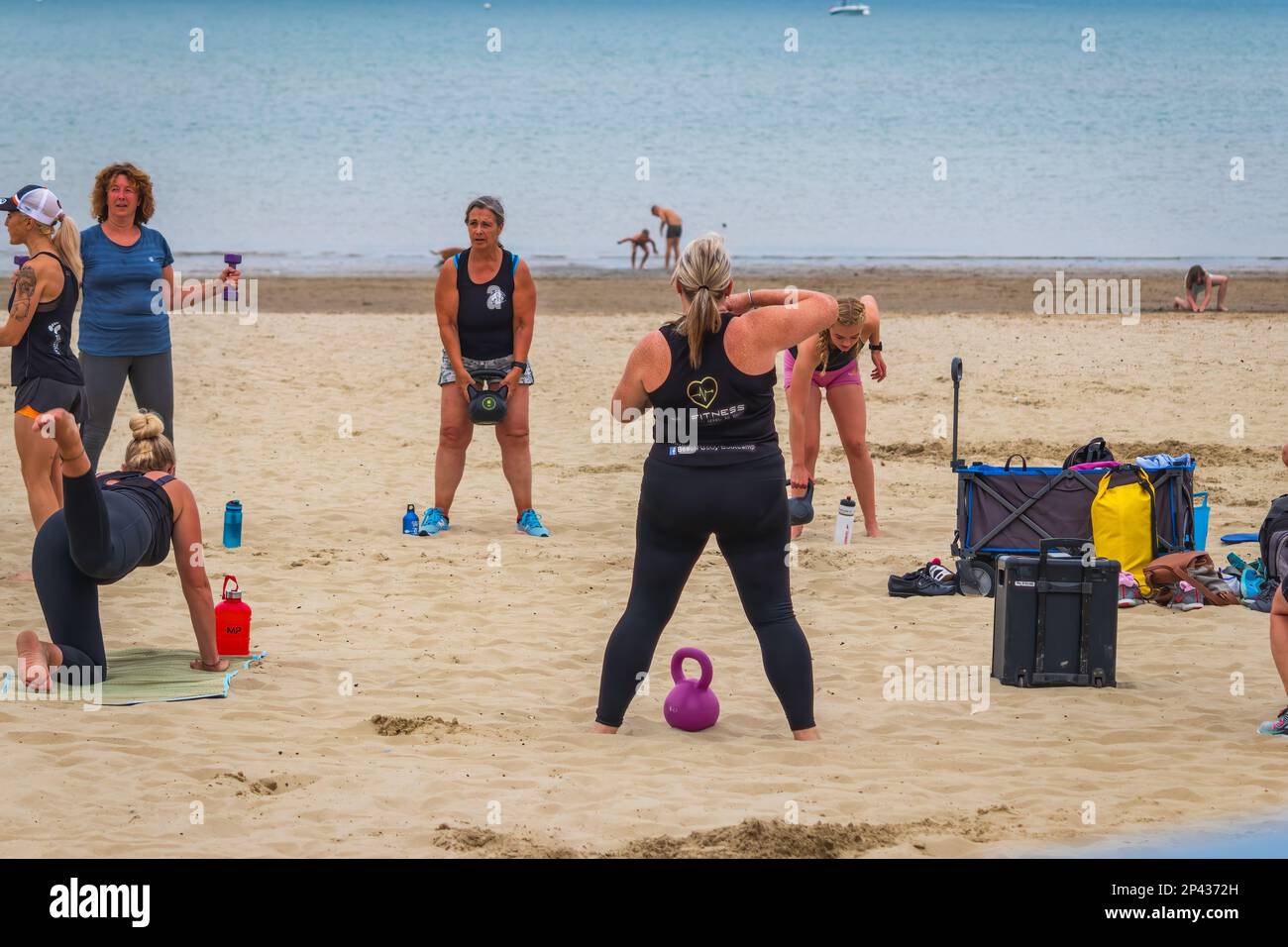 Weymouth, Inghilterra - 16 agosto 2022 : donna che si esercita sulla spiaggia di Weymouth, Dorset Foto Stock