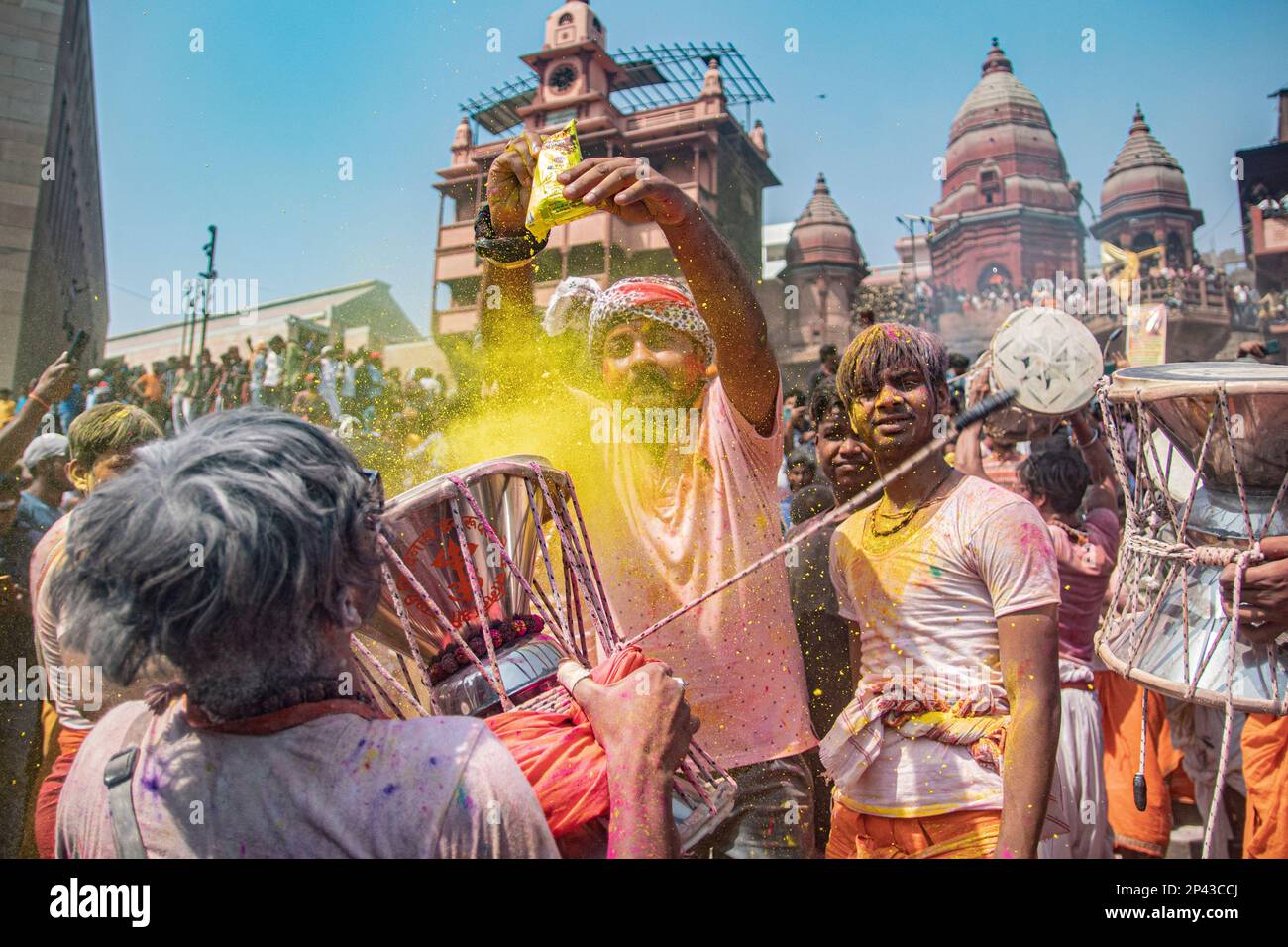 Varanasi, Uttarprades, India. 4th Mar, 2023. La gente del Kashi si riunisce al ghat di Manikarnika per celebrare la Chita Bhasma Holi. E' un'occasione molto propizia per tutti gli Agoris, i saggi e i Nagas. Secondo la fede della nostra Scrittura vedica, i fantasmi, i fantasmi e tutti i devoti di Lord Shiva si riuniscono sul ghat di Manikarnika per celebrare Masan Holi con la loro divinità Shiva. (Credit Image: © Sudip Chanda/Pacific Press via ZUMA Press Wire) SOLO PER USO EDITORIALE! Non per USO commerciale! Foto Stock